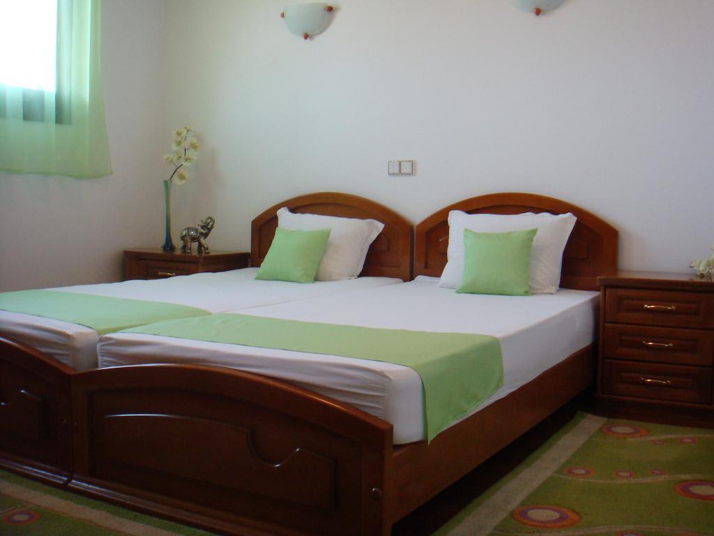 Family Hotel Elegance Arbanasi Bilik gambar